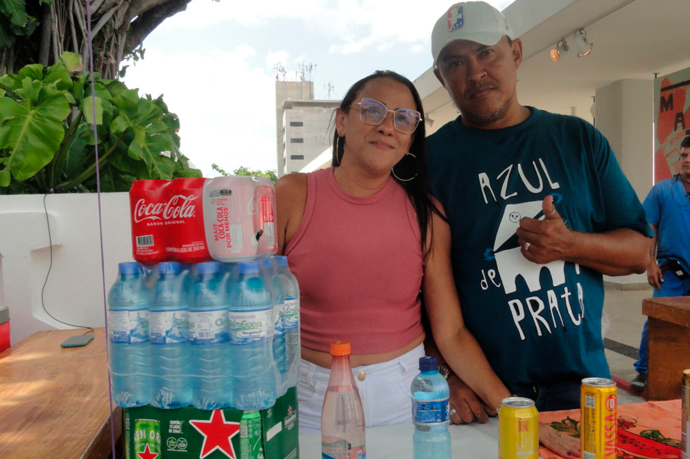 A empreendedora Michelle Monteiro espera um movimento de vendas mais satisfat&oacute;rio nos pr&oacute;ximos eventos do ciclo carnavalesco(Foto: Mateus Mota)