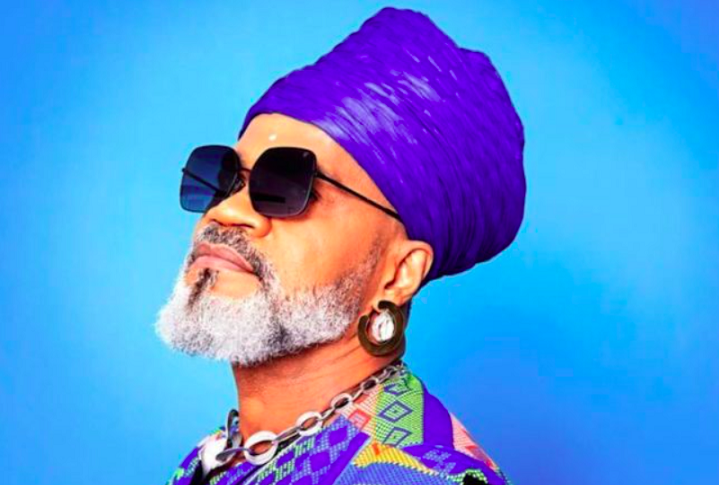 Ao construir uma ponte entre tradição e inovação, o artista se consolida como símbolo cultural que transcende gerações. Sua infância explica a autenticidade que marca sua obra, tanto que funcionou como um verdadeiro laboratório sonoro que mais tarde inspiraria projetos sociais.
