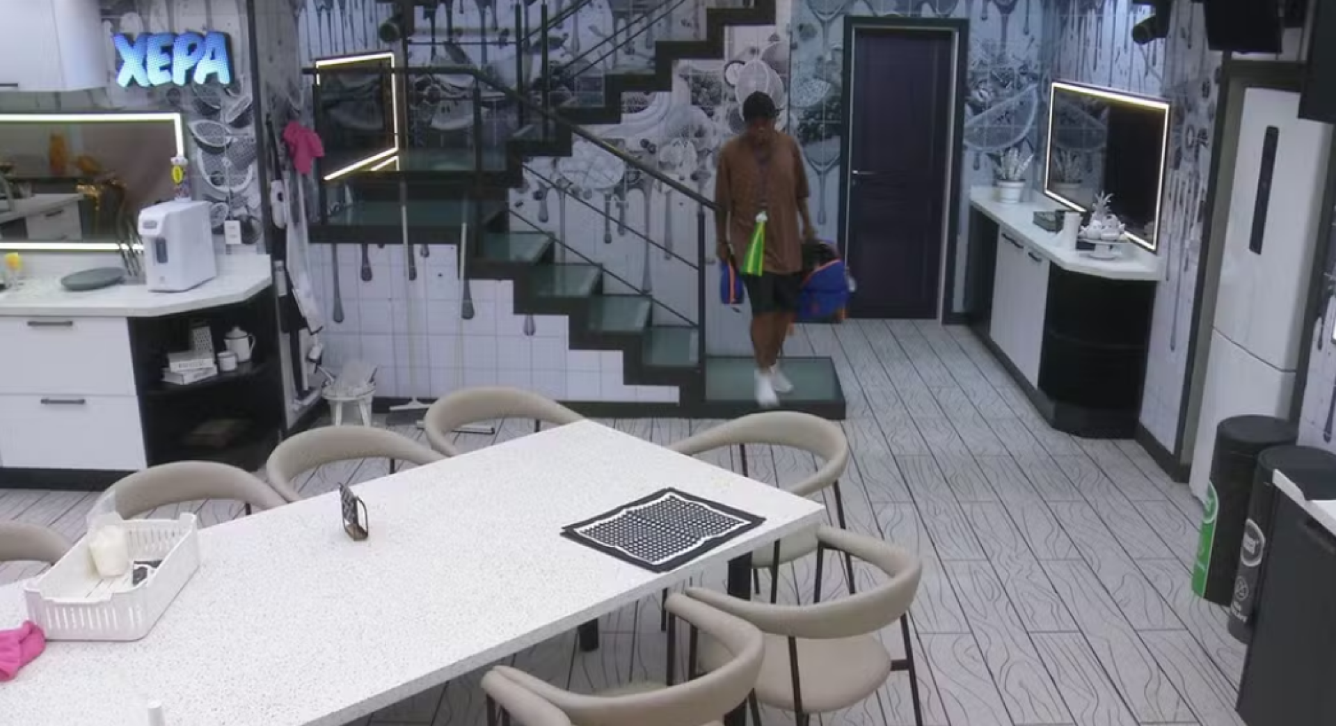 Edilson Capetinha arrumou as malas na manhã desta terça-feira, 3, após cogitar apertar botão de desistência do BBB 26 
