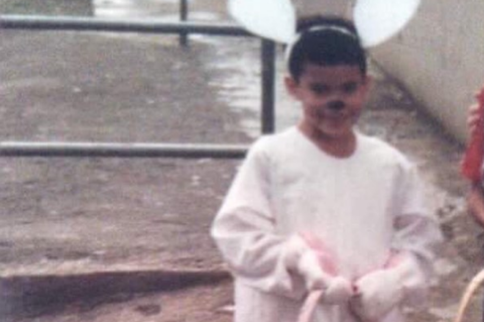 Benito vestido de coelhinho quando crian&ccedil;a para uma atividade escolar(Foto: Reprodu&ccedil;&atilde;o/Instagram @badbunny)