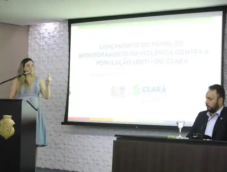 Vice-governadora Jade Romero abrindo a solenidade de lançamento do painel de combate a violência LGBTQI+ 