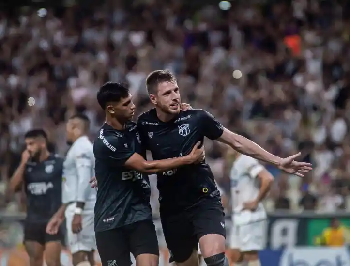 Erick Pulga e Aylon comemoram gol no jogo Ceará x ABC, no Castelão, pela Copa do Nordeste 2024 