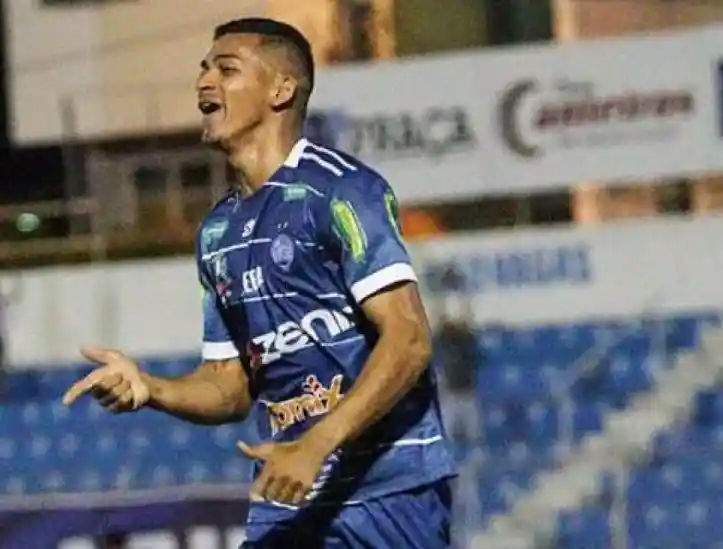Tiaguinho, do Iguatu, comemora gol marcado contra o Caucaia 