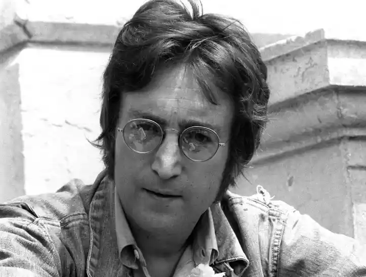 John Lennon foi assassinado em dezembro de 1981. Casa de leilão pretendia vender bala de arma usada no crime 