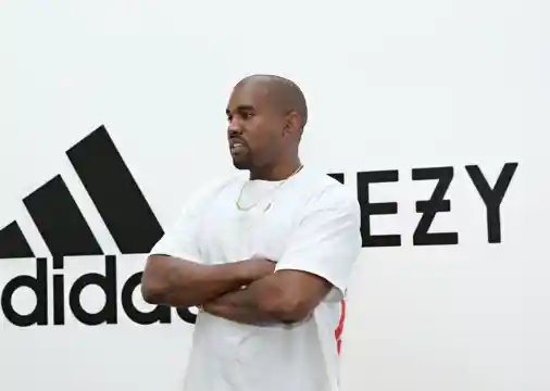 Kanye West está criticando a Adidas por vender tênis Yeezy 