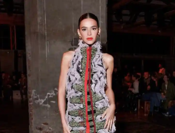 Atriz Bruna Marquezine posa em Semana de Moda de Milão, utilizando vestido da marca Bottega Veneta 