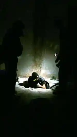 Policial federal examinando a boca do túnel escavado pela quadrilha para furto milionário à caixa-forte do Banco Central de Fortaleza. Crime foi descoberto na manhã do dia 8 de agosto de 2005 
