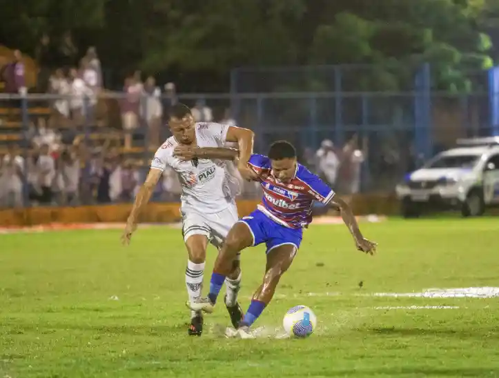 Atacante Marinho disputa lance no jogo Fluminense-PI x Fortaleza, no Estádio Lindolfo Monteiro, pela Copa do Brasil 2024 