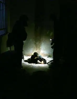 Policial federal examinando a boca do túnel escavado pela quadrilha para furto milionário à caixa-forte do Banco Central de Fortaleza. Crime foi descoberto na manhã do dia 8 de agosto de 2005