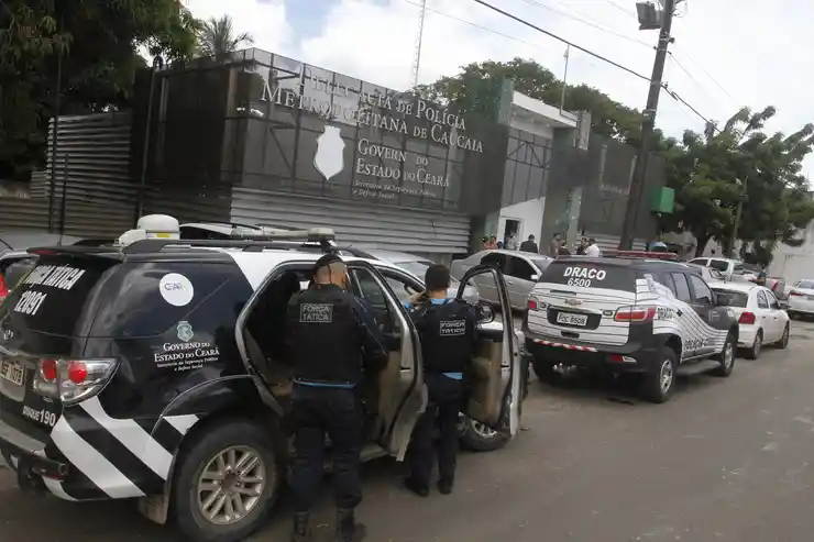Fachada da Delegacia de Caucaia com viaturas policiais na frente, Imagem meramente ilustrativa 