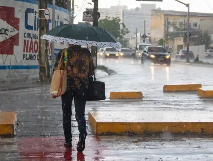 Imagem de apoio ilustrativo. Chuvas no cruzamento entre as avenidas Aguanambi e Domingos Olímpio, em Fortaleza 