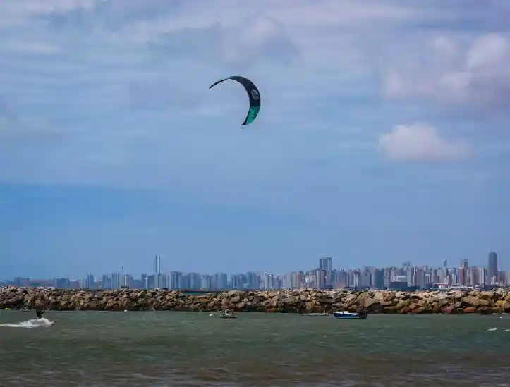 Kitesurfe impulsiona turismo no Ceará.  