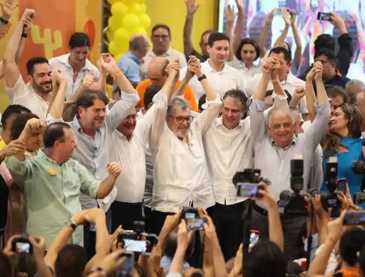 Senador Cid Gomes, ex-governadora Izolda Cela e 40 prefeitos se filiaram ao PSB em 4 de fevereiro 