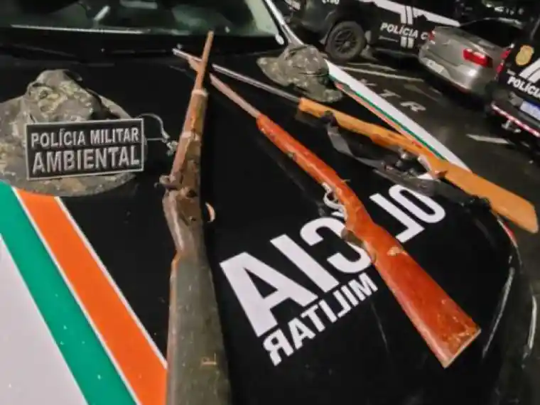 Armas confiscadas na operação em Santana do Acaraú na tarde deste domingo, 19 