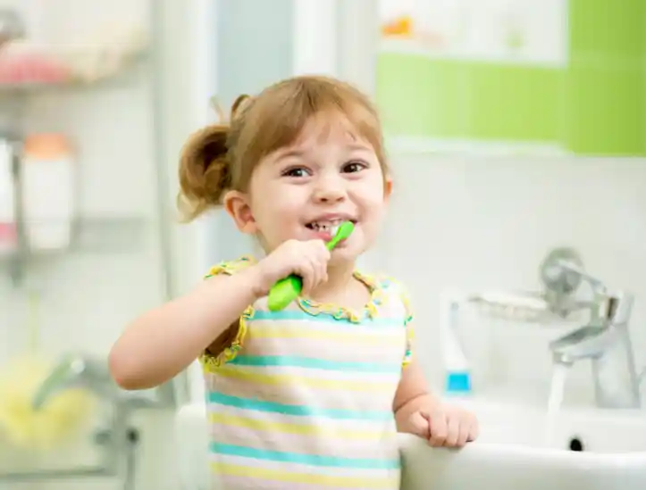 Os cuidados com os dentes devem começar na infância (Imagem: Oksana Kuzmina | Shutterstock) 