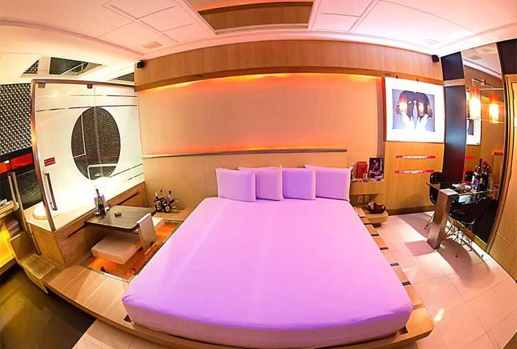 Foto de quarto de motel, com cama ao centro