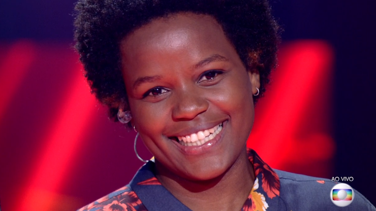 Priscila Tossan, candidata no The Voice Brasil, sorrindo  