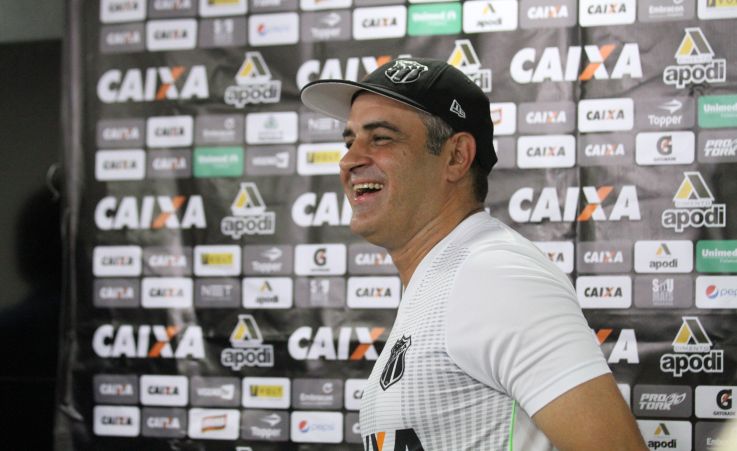 Treinador Marcelo Chamusca sorridente durante entrevista.