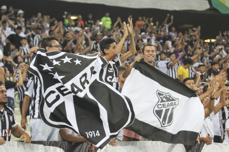 Torcida do Ceará faz a festa no Castelão com bandeiras