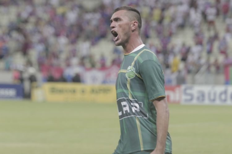 Edson Cariús, gritando, em comemoração ao gol 