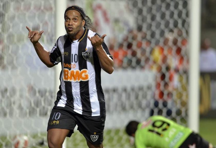 Ronaldinho Gaúcho vai casar com as duas namoradas