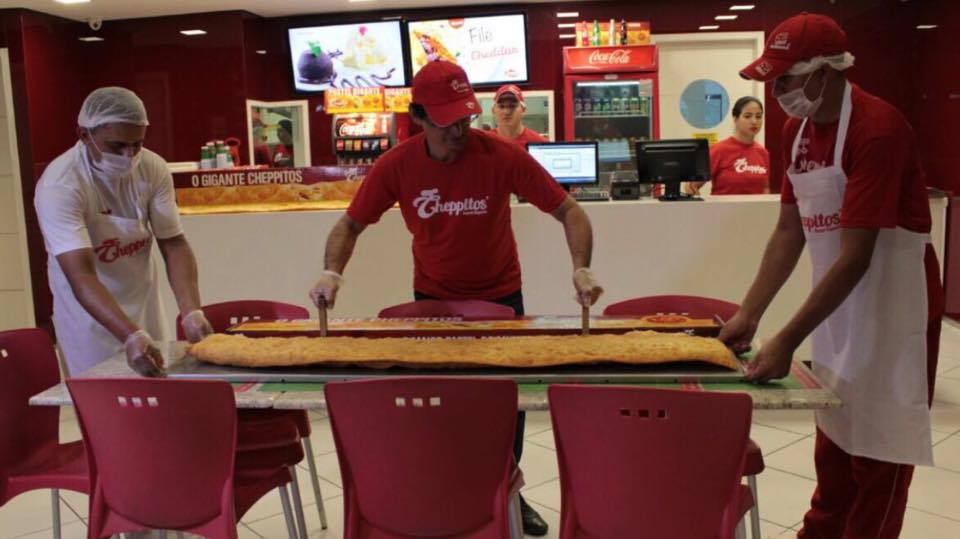 Pastelaria cearense tenta bater recorde de maior pastel do Brasil