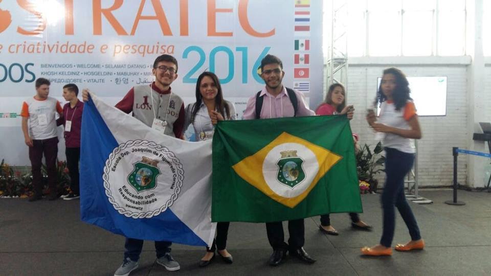 Alunos segurando a bandeira do Estado do Ceará  