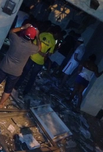 Curiosos fotografam destroços após explosão do banco Bradesco 
