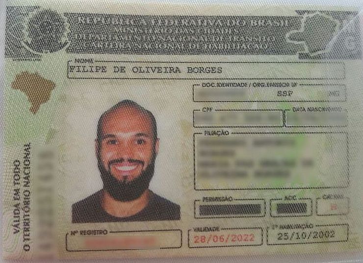 Homem sorri em foto para CNH e documento viraliza na web 