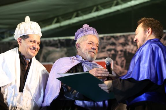 Em passagem pelo Crato, ex-presidente Lula recebe título de Doutor ...