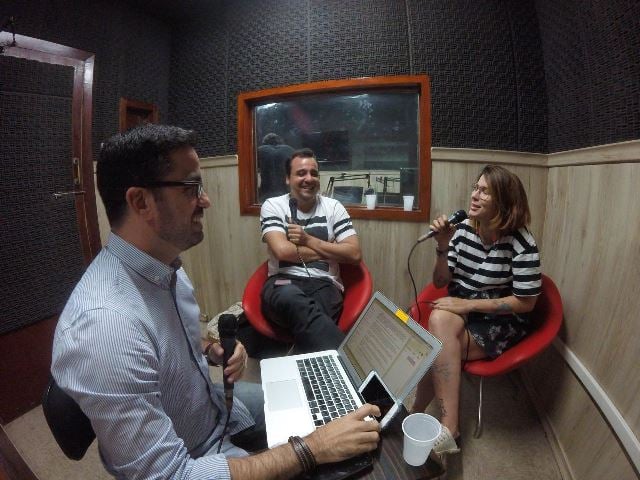 Leonardo Leitão recebe a designer Larissa Praxedes e o arquiteto Igor Juaçaba para falar sobre "Empreendedorismo Colaborativo". 