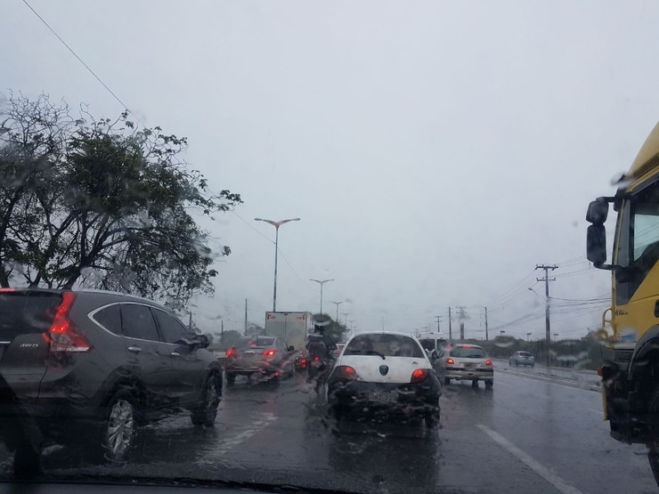 Carros na estrada com chuva