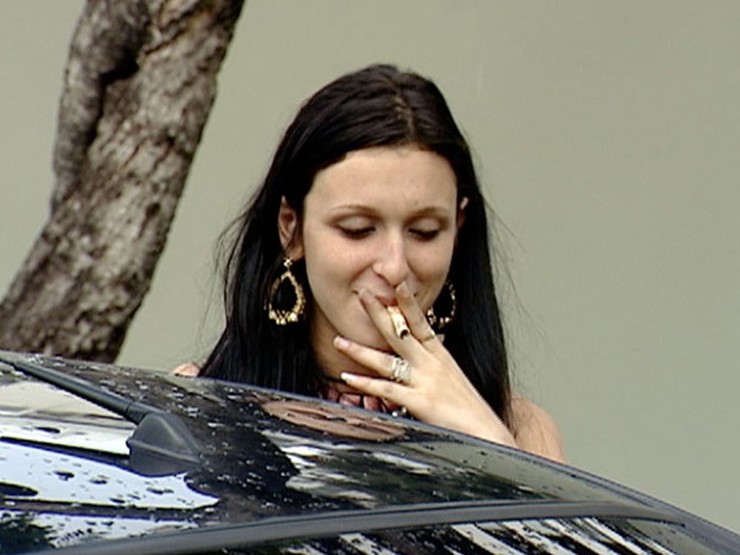 Em 2012, a futura delegada ficou conhecida por tentar fumar nota de R$ 50 (Foto: Reprodução / TV Gazeta)