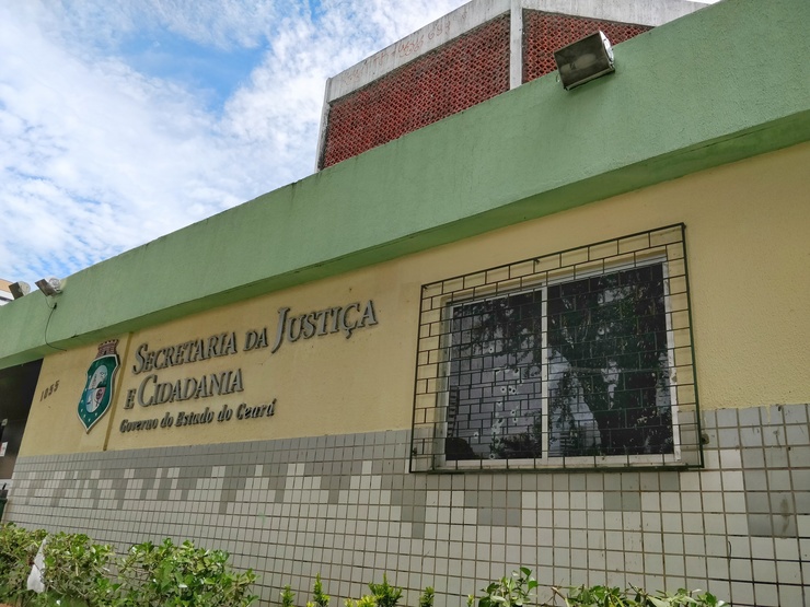 Fachada da Sejus, com vista da janela marcada por balas