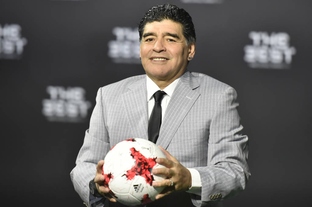 Diego Maradona com a bola na mÃ£o