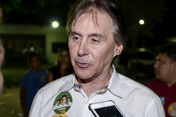 Eunício Oliveira concedendo entrevista(foto: Alex Gomes / Especial para O POVO)