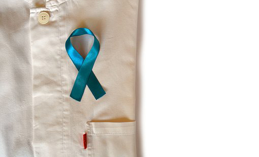 Camisa azul escura com laÃ§o de fita azul, em alusÃ£o Ã  campanha Novembro Azul, que alerta sobre o cÃ¢ncer de prÃ³stata