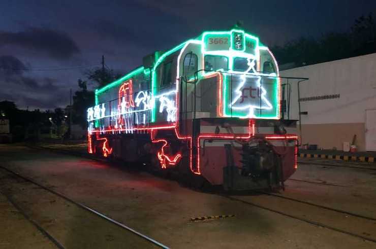 Trem com decoração natalina vira atração em Reriutaba