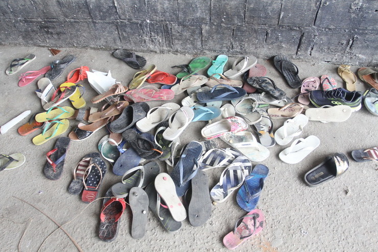 Cal&ccedil;ados deixados por frequentadores do Forr&oacute; do Gago, nas Cajazeiras, em meio &agrave; correria para escapar da matan&ccedil;a(foto: EVIL&Aacute;ZIO BEZERRA, EM 27/1/2018)