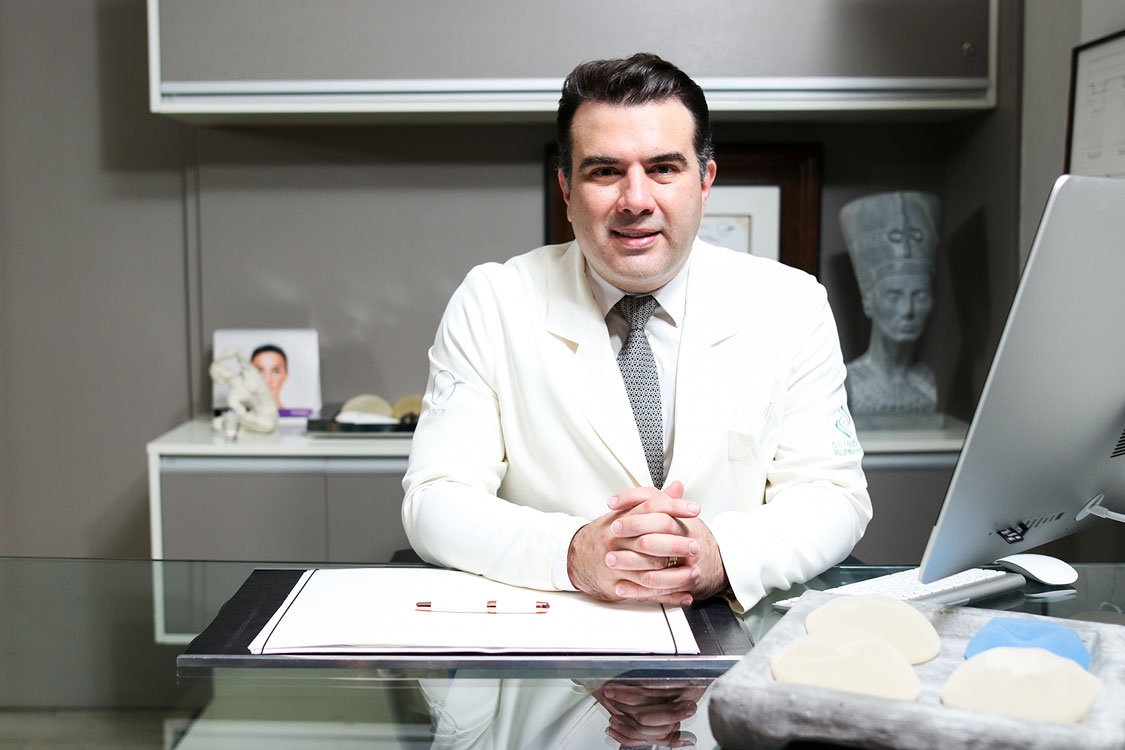 Médico Danilo Dias em seu consultório 