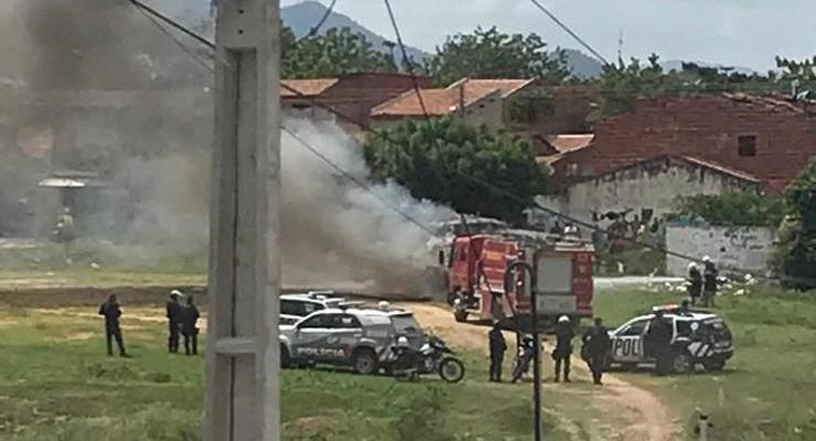 Resultado de imagem para Topique Ã© incendiada em Sobral no quarto dia de ataques no CearÃ¡