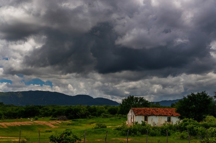 CÃ©u nublado, uma casa e uma vegetaÃ§Ã£o