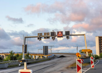 Novos radares para multar quem passa sinal vermelho foram instalados